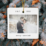 Minimale schrijfmachine | Foto van Merry en Marrie Keramisch Ornament<br><div class="desc">Deze eenvoudige en minimalistische kerstvakantie-ornamenten zijn voorzien van uw favoriete trouwfoto aan de voorzijde, samen met uw initialen, het jaar, en de woorden "grof en getrouwd" in zwarte typemachine die er uitziet. De rug kenmerkt een andere van uw trouwfoto's, verlicht met een bekleding zodat u extra tekst of namen kunt...</div>