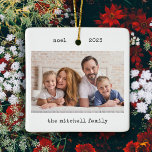 Minimale schrijfmachine | Twee foto's en eenvoudig Keramisch Ornament<br><div class="desc">Deze eenvoudige en minimalistische kerstvakantie-ornamenten zijn voorzien van uw favoriete persoonlijke foto aan de voorzijde, samen met jouw naam en het jaar in zwarte typemachine die tekst ziet. De rug kenmerkt een andere van uw foto's, verlicht met een bekleding zodat u extra tekst of namen kunt toevoegen net over het....</div>