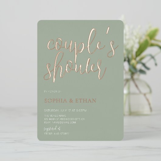 Minimale Script Sage Green Couples Shower Folie Uitnodiging (Staand Voorkant)