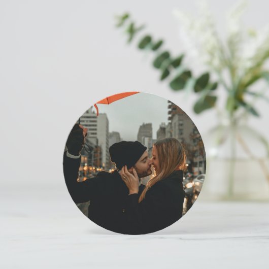 Minimale scriptfotoronde huwelijkuitnodiging kaart (Staand voorkant)