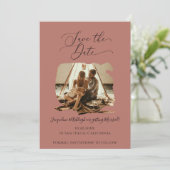 Minimale scriptpenseellijn Terracotta-foto Save The Date (Staand voorkant)