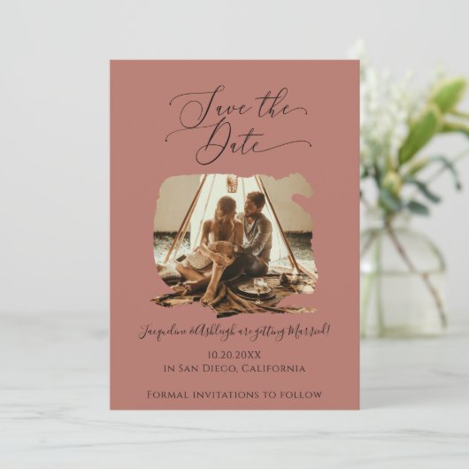 Minimale scriptpenseellijn Terracotta-foto Save The Date (Staand voorkant)