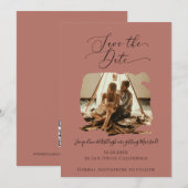 Minimale scriptpenseellijn Terracotta-foto Save The Date (Voorkant / Achterkant)