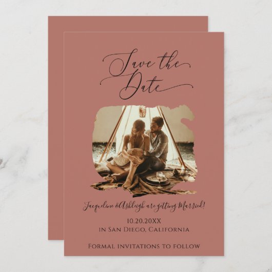 Minimale scriptpenseellijn Terracotta-foto Save The Date (Voorkant / Achterkant)