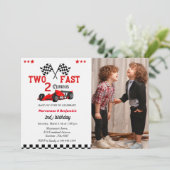 Minimale scripttwin jongen die snel opgroeit twee kaart (Staand voorkant)