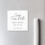 Minimale scriptweduwen sparen de datum magneet<br><div class="desc">Moderne Minimalistische bruiloft van het Manuscript sparen de Magnet van de Datum. Eenvoudig minimaal kalligrafietypografisch ontwerp. Personaliseer voor een douane bruiloft sparen de datum.</div>