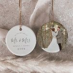 Minimale SilverNieuwste foto van het eerste kersth Keramisch Ornament<br><div class="desc">Dit minimale zilveren nieuwgevierde ornament van keramische fotokeramiek voor de eerste kerstbruiloft is de perfecte kerstboomversiering. Het ontwerp kenmerkt klassieke zwarte en witte typografie die met een robuuste maar elegante manuscriptdoopvont met hand letterlijke stijl in paren wordt gerangschikt. In dit keepaardse ornament staat: "Onze eerste Kerstmis als de heer en...</div>