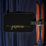 Minimale Simpele Meisjesachtige Zwarte Gouden Call Bagagelabel<br><div class="desc">Girly Vrouwelijk Minimalistisch Eenvoudig Schoon Zwart en Goud Monogram Naam Handtekening Script Op maat gemaakte Gepersonaliseerde Bagage Tag. Dit ontwerp bevat je voornaam in een mooie handgeschreven stijl met zwaiende staart lettertype handtekening typografie (of kalligrafie) in goud op een zwarte achtergrond. Deze zijn gemakkelijk aan te passen. Stijlvol vrouwelijk cadeau...</div>