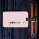 Minimale Simple Roze Roze Roze Calligraphy Lettert Bagagelabel<br><div class="desc">Meisjesachtige, vrouwelijke, minimalistische, eenvoudige, schone, roze, monogram, naam, handtekening, script, aangepaste, gepersonaliseerde bagagelabel. Dit ontwerp met je voornaam in een mooie, met de hand geschreven, zwiertlettertype-handtekeningstypografie (of kalligrafie) op een stoffig roze of lichtpastelroze achtergrond. Deze zijn gemakkelijk aan te passen. Stijlvol, vrouwelijk cadeau voor een bruiloft, bruidsdouche, afstuderen, 16e verjaardag...</div>