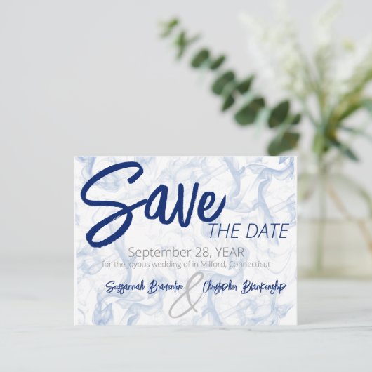 Minimale Smokey Blue en White QR Code Aankondigingskaart (Staand voorkant)