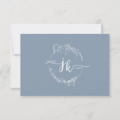 Minimale Stoffige Blauwe Bloemen Monogram Bruiloft RSVP Kaartje (Achterkant)