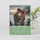 Minimale stoffige sage groene moderne foto bruilof save the date (Staand voorkant)