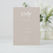 Minimale Taupe White Handwrited Wedding RSVP Kaartje (Staand voorkant)
