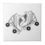 Minimale tekening van zwarte en witte Schaatsen Tegeltje<br><div class="desc">Minimale tekening van zwarte en witte Schaatsen. Twee quads schaats illustratie in zwart-wit. Eenvoudige esthetische rolschaatsen, schaatsen zwarte en witte, moderne afbeelding.</div>