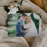 minimale tekst trouwdank je creditcard briefkaart<br><div class="desc">Een eenvoudig wit tekstontwerp met een minimaal uiterlijk en een prachtig afbeelding van de bruid en bruid,  de tekst en kleuren kunnen worden gepersonaliseerd.</div>