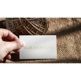 Minimale tekst voor moderne ontwerper: wit en goud visitekaartje