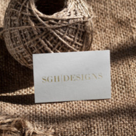 Minimale tekst voor moderne ontwerper: wit en goud visitekaartje