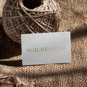 Minimale tekst voor moderne ontwerper: wit en goud visitekaartje