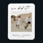 Minimale trouw-ontsnappingsreceptie Foto Magneet<br><div class="desc">Moderne minimalistische vormgeving,  met aantrekkelijke kalligrafie en foto.  Precies goed om uw trouw-ontsnapping aan te kondigen en uitnodigen om samen met vrienden en familie te vieren.  Gemakkelijk aan te passen met naam,  details en de beste foto naar keuze.</div>