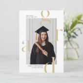 Minimale Typografie Afstuderen Aankondiging Kaarte (Staand voorkant)
