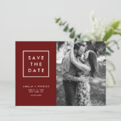Minimale Typografie Donkere Rode Foto Save The Date (Staand voorkant)