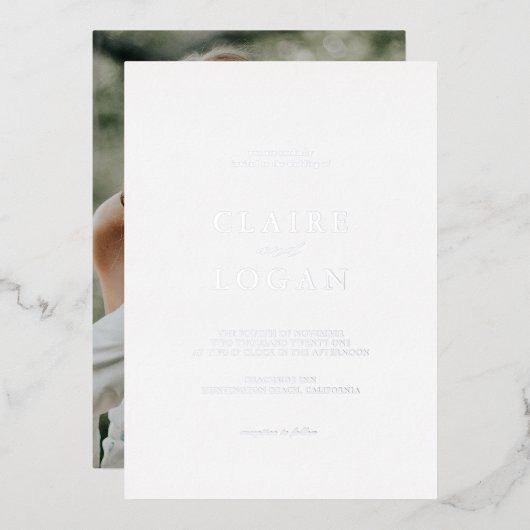 Minimale Typografie Elegant Photo White Wedding Folie Uitnodiging (Voorkant / Achterkant)