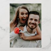 Minimale Typografie Elegant Photo White Wedding Folie Uitnodiging (Achterkant)