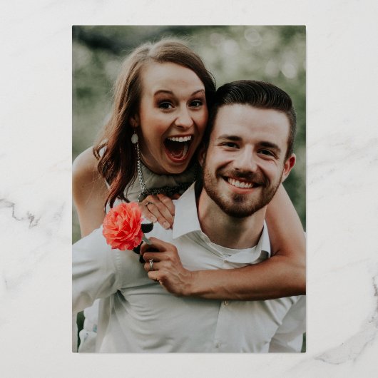 Minimale Typografie Elegant Photo White Wedding Folie Uitnodiging (Achterkant)