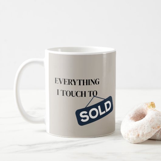Minimale typografie esthetische makelaar koffiemok (Met donut)