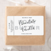 Minimale typografie van witte producten rond etiket (Insitu)