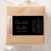 Minimale typografie van zwart roos gouden lab etiket (Insitu)