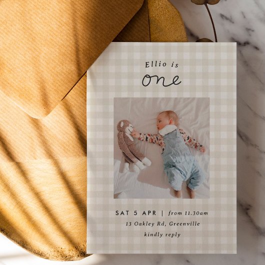 Minimale uitnodiging voor foto Beige Gingham 1st B