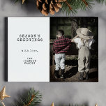 Minimale Vintage één foto gepersonaliseerde kerst Feestdagenkaart<br><div class="desc">Introductie van onze Minimal One Photo Personalized Christmas Holiday Kaart, een charmante en gepersonaliseerde manier om de warmte van het vakantieseizoen te delen met uw geliefden. Deze kaarten zijn ontworpen met een touch, waardoor ze zowel nostalgisch als betekenisvol zijn. Met een enkele gekoesterde familiefoto en tekst in schrijfmachinestijl leggen deze...</div>