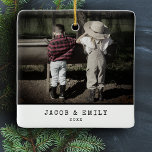 Minimale Vintage één foto gepersonaliseerde kerst Keramisch Ornament<br><div class="desc">Leg de sfeer van het seizoen vast met ons "Minimal One Photo" gepersonaliseerd Keramisch Ornament voor Kerstmis. Dit ornament combineert klassieke charme met een gepersonaliseerde touch, met uw dierbare familiefoto in een tijdloos lijst in typemachinestijl. Het één-foto ontwerp maakt tot het een opvallende toevoeging aan uw vakantiedecor. Het is niet...</div>
