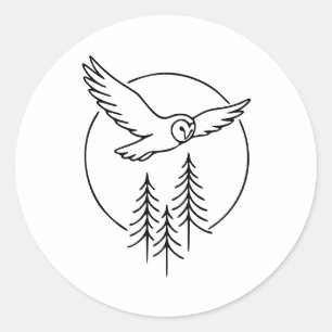 Minimale vliegende uil boven dennenbomen – Boslijn Ronde Sticker
