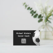 Minimale voetbal zwart QR-code voetbalcoach Visitekaartje (Staand voorkant)