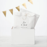 Minimale Vrijgezellenfeest Love is Sweet Bedankzakje<br><div class="desc">Deze minimalistische liefde voor vrijgezellenfeest is een mooie peutertas die perfect is voor een eenvoudige trouwdouche. Het moderne romantische ontwerp kenmerkt klassieke zwarte en witte typografie in combinatie met een robuuste, maar elegante kalligrafie met een stijl met handschrift. in elke kleur. Houd het ontwerp eenvoudig en elegant, zoals het is,...</div>