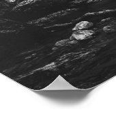 Minimale waterval achter gebroken bomen in zwart poster (Hoek)