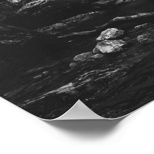 Minimale waterval achter gebroken bomen in zwart poster (Hoek)