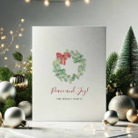 Minimale Waterverf Botanische Wreate Kerstmis Feestdagenkaart<br><div class="desc">Verspreid dit vakantieseizoen vreugde met deze bulkkerstkaarten in boerderijstijl, perfect voor persoonlijk of zakelijk gebruik. Deze minimale kerstkaart toont een handgeschilderde waterverf krans versierd met weelderig botanisch wintergroen en een levendige rode strik, tegen een frisse witte achtergrond. Het moderne penseelscript leest "Vrede en vreugde", wat een vleugje elegantie geeft aan...</div>
