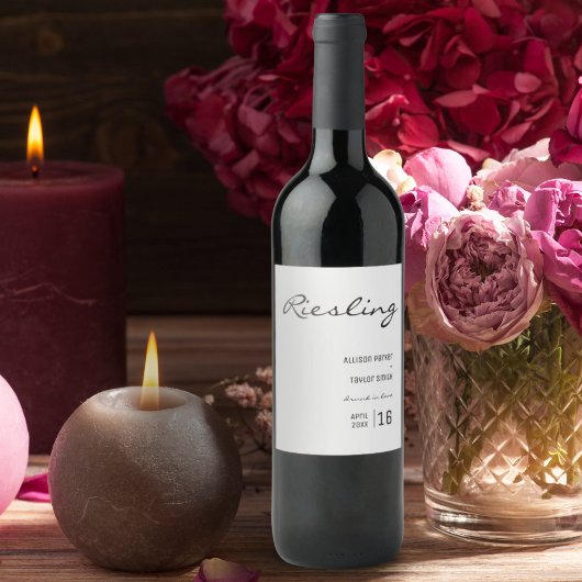 Minimale weddenschappen met witte en zwarte doopvo wijn etiket