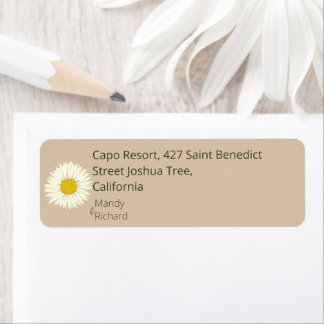 Minimale witte Daisy bloemen op beige achtergrond Etiket