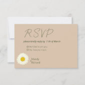 Minimale Witte Daisy Bloemen op Beige Achtergrond  RSVP Kaartje (Voorkant)