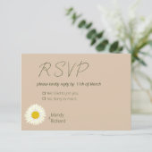 Minimale Witte Daisy Bloemen op Beige Achtergrond  RSVP Kaartje (Staand voorkant)