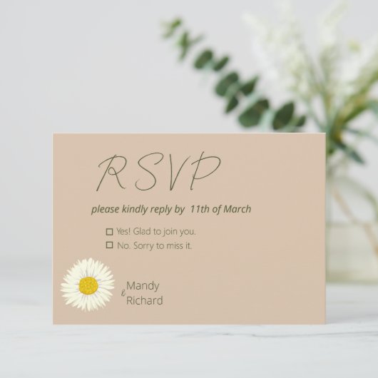 Minimale Witte Daisy Bloemen op Beige Achtergrond  RSVP Kaartje (Staand voorkant)