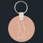Minimale witte kat op roze voeg de Sleutelhanger v<br><div class="desc">Minimale witte kat op een roze achtergrondsleutelhanger. Pas deze elegante sleutelhanger aan met jouw naam.</div>