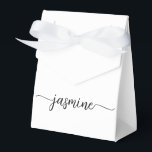 Minimale witte meisjesachtige monogram naam script bedankdoosjes<br><div class="desc">Meisjesachtig Vrouwelijk Eenvoudig Minimalistisch Schoon Wit Monogram Naam Handtekening Schrift Custom Persoonlijke Favoriete Doos. Dit ontwerp met je voornaam in een mooie handgeschreven stijl met zwanehalslettertype handtekening typografie (of kalligrafie) in zwart op witte achtergrond. Deze meisjesachtige vrouwelijke cadeau dozen zijn geweldig om uit te delen, cadeaus, gastgeschenken en traktaties tijdens...</div>