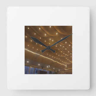 Minimale woonkamer wandklok