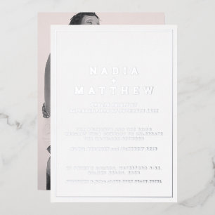 Minimale zilverfolie op witte verticale tekstbruil folie uitnodiging