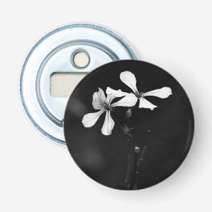 Minimale zwart-wit bloemen button flesopener